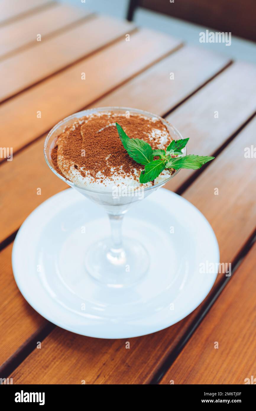 Dessert italien traditionnel tiramisu dans un verre. Banque D'Images