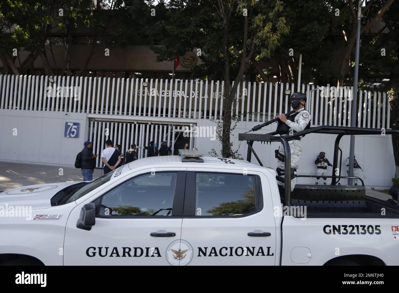 Mexico, Mexique. 05th janvier 2023. 5 janvier 2023, Mexico, Mexique: Des membres de la Garde nationale gardent les installations du Procureur spécialisé pour la criminalité organisée (FEMDO), où est détenu le chef du trafic de drogue du cartel Sinaloa Ovidio Guzmán Lopez, fils de l'ancien seigneur de drogue du cartel Sinaloa joaquín Guzmán Loera, alias 'El Chapo'. Sur 5 janvier 2023 à Mexico, Mexique. (Photo de Luis Barron/Eyepix Group/Sipa USA) crédit: SIPA USA/Alay Live News Banque D'Images