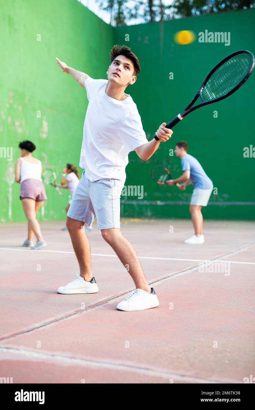 Un gars argentin jouant frontenis sur un terrain de fronton en plein air en été Banque D'Images