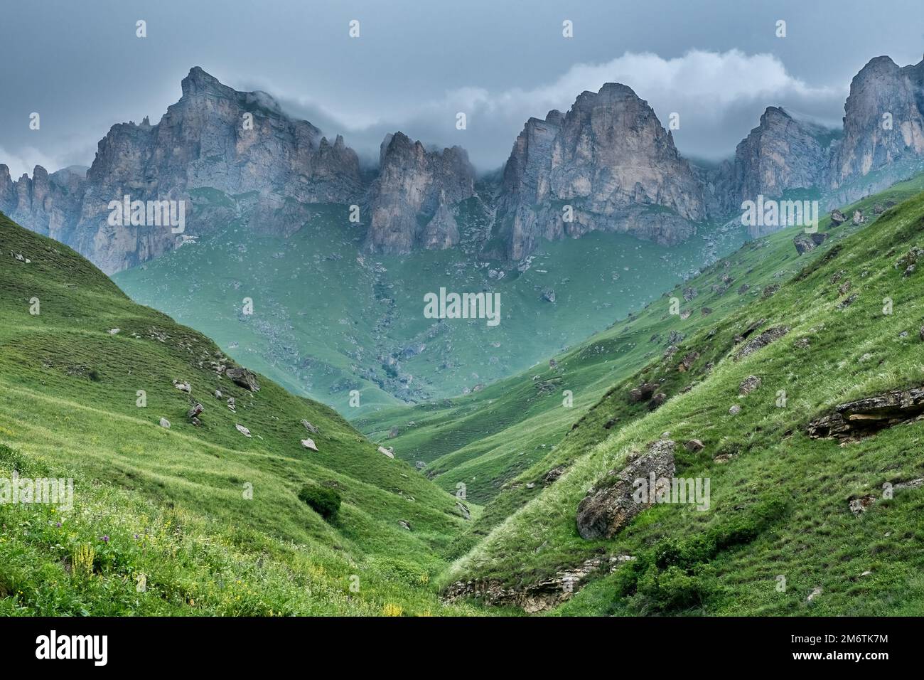 Collines et montagnes sous des nuages sombres Banque D'Images