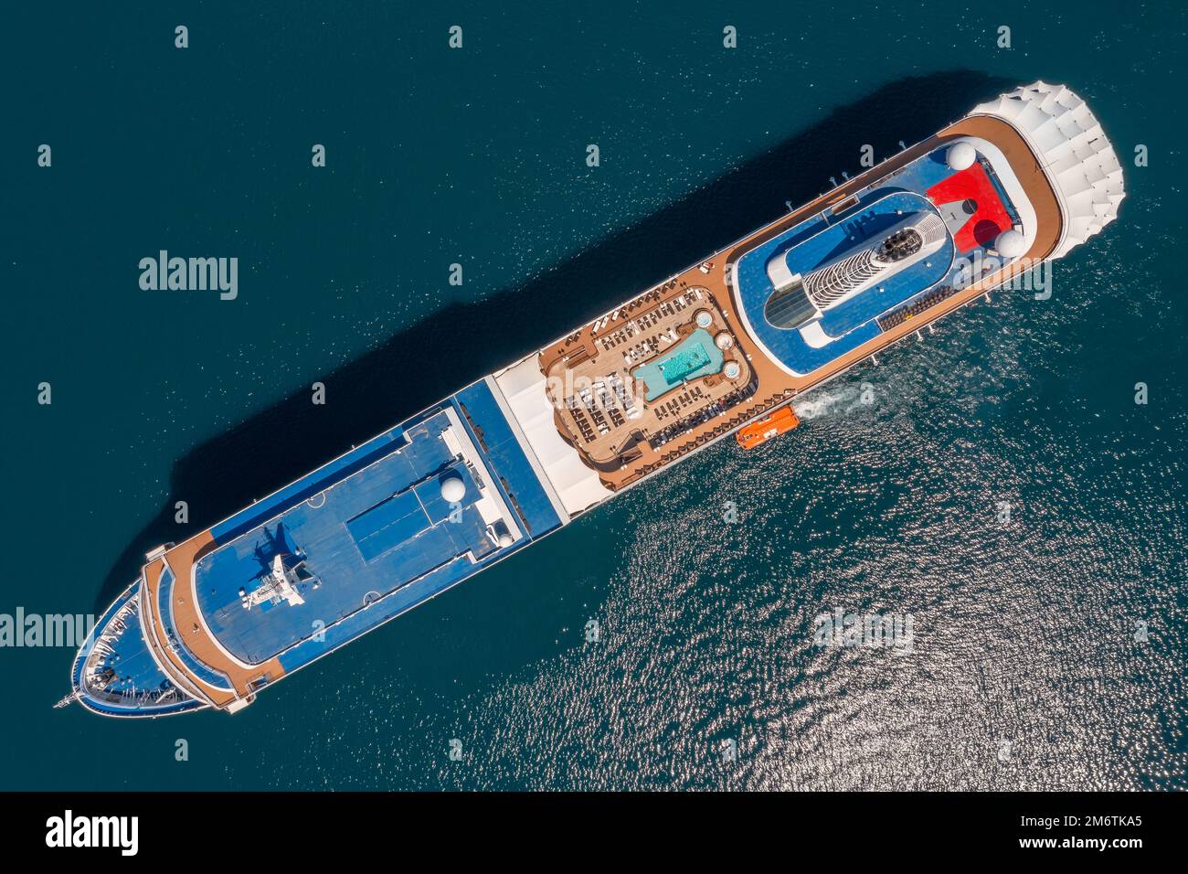 Vue de dessus du bateau de croisière ancré Banque D'Images