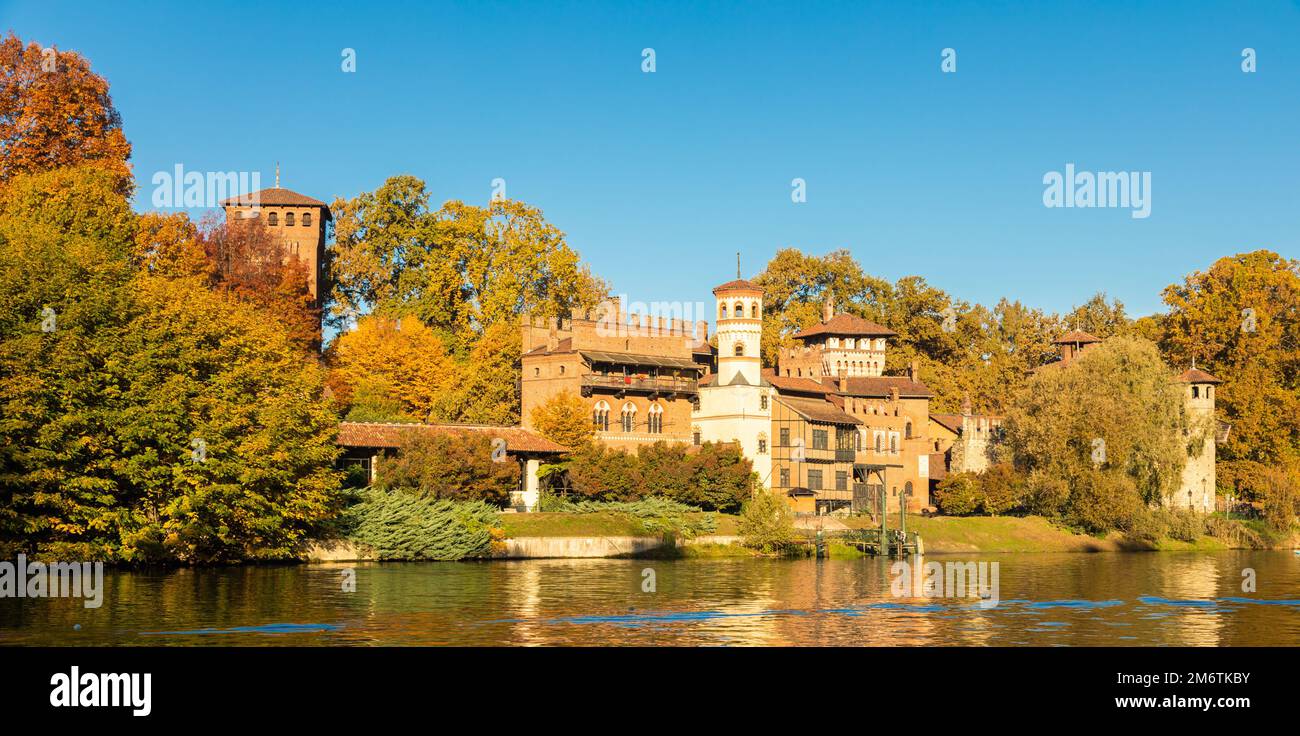 Turin, Italie - Panorama en plein air avec le pittoresque château du Valentino de Turin au lever du soleil en automne Banque D'Images