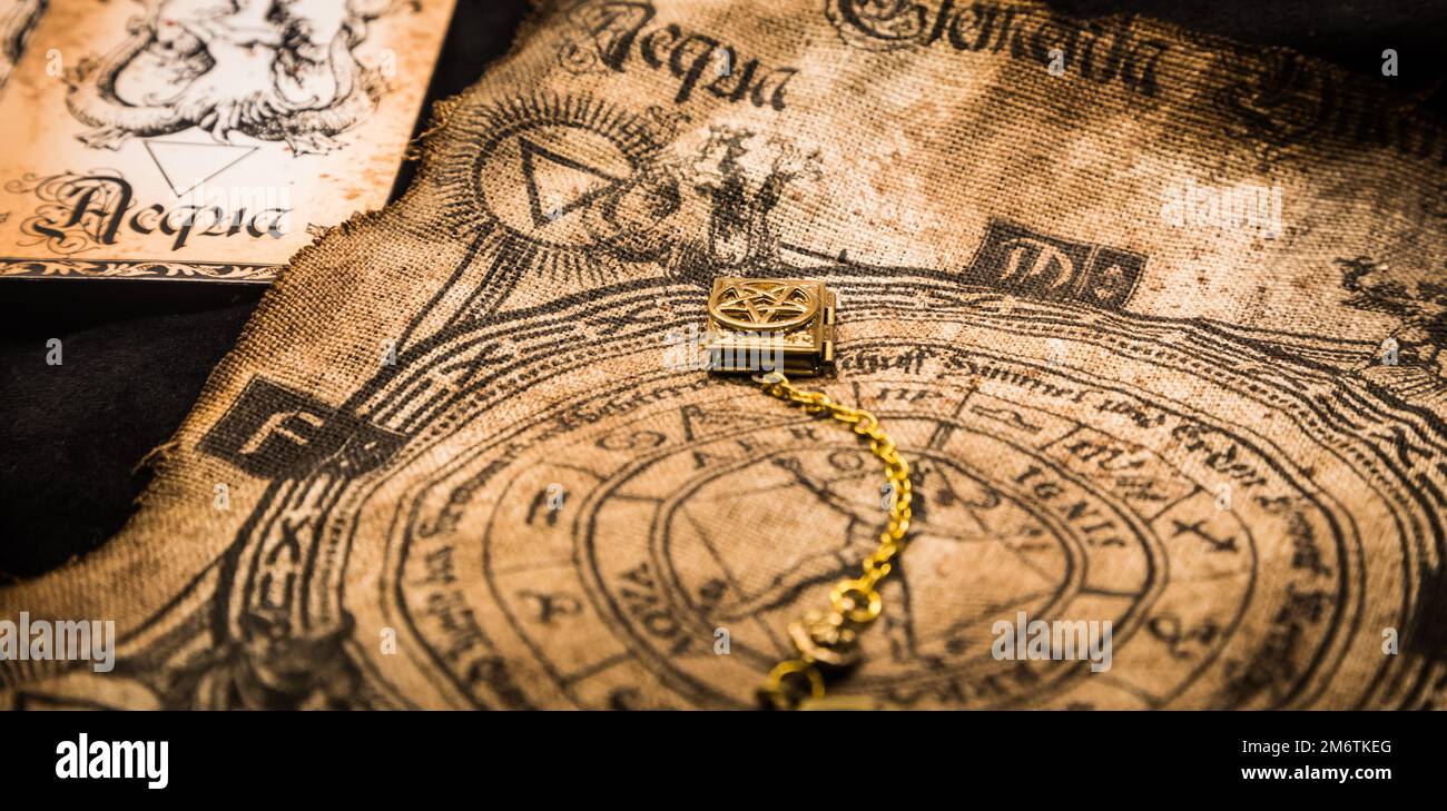 Arrière-plan de sorcellerie ésotérique ancien. Occultims et paganisme ancien symbole, avec mystérieux runes alphabet Banque D'Images