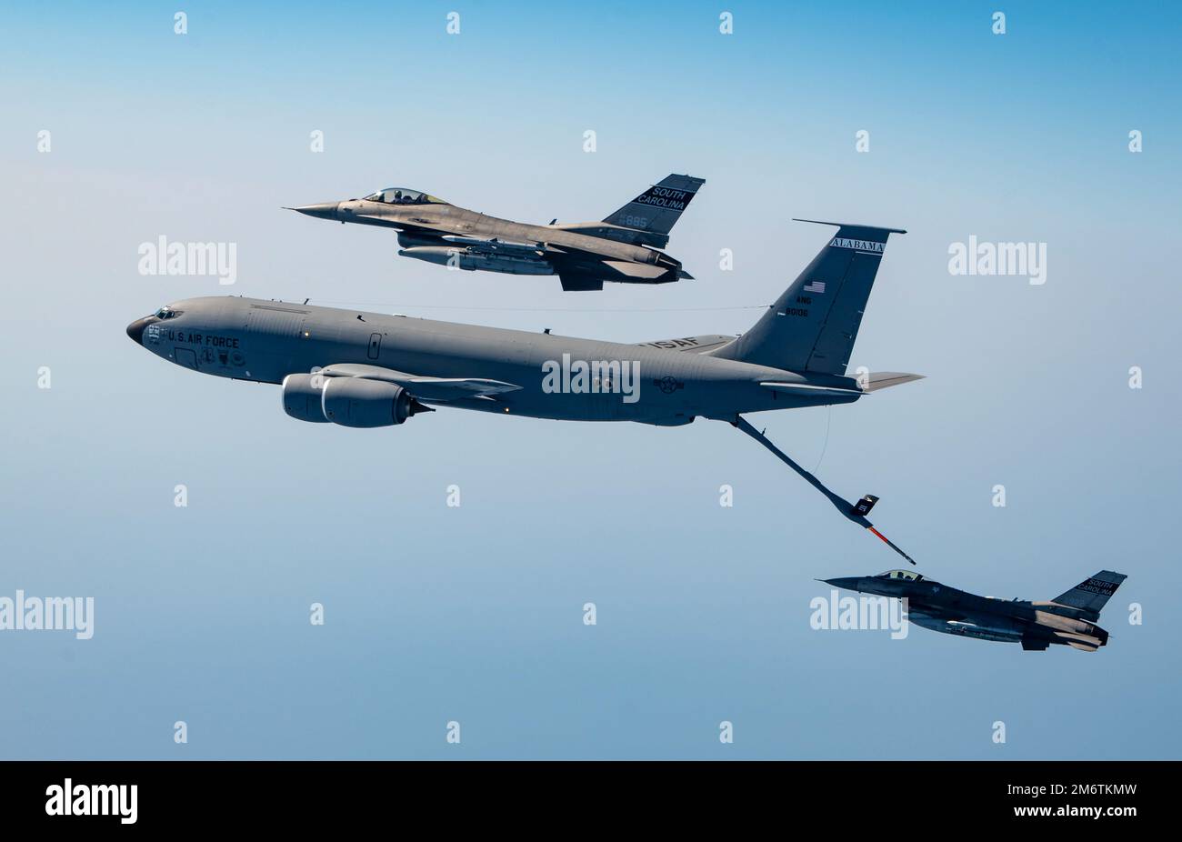 ÉTATS-UNIS La Force aérienne F-16 Faucon de combat affecté à la Garde nationale aérienne de Caroline du Sud avec un KC-135 Stratotanker affecté à l'ANG de l'Alabama pour le ravitaillement aérien pendant l'Sentry Savannah 22-1, 5 mai 2022. Sentry Savannah, un exercice de formation sur les menaces de l'ANG, a amené plus de 60 avions de l'unité active, de l'ANG et de la Réserve aérienne au Centre de domination aérienne pour l'exercice. Banque D'Images