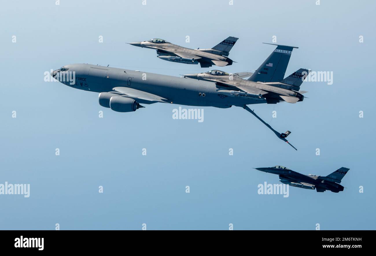 ÉTATS-UNIS La Force aérienne F-16 Faucon de combat affecté à la Garde nationale aérienne de Caroline du Sud avec un KC-135 Stratotanker affecté à l'ANG de l'Alabama pour le ravitaillement aérien pendant l'Sentry Savannah 22-1, 5 mai 2022. Sentry Savannah, un exercice de formation sur les menaces de l'ANG, a amené plus de 60 avions de l'unité active, de l'ANG et de la Réserve aérienne au Centre de domination aérienne pour l'exercice. Banque D'Images