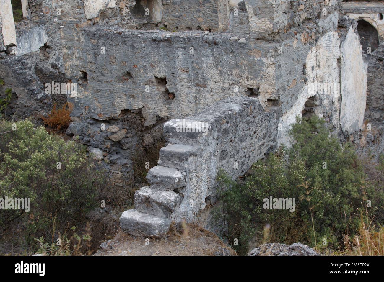 Escaliers en pierre d'une maison en ruines. Maisons grecques abandonnées en pierre du Kayaköy. Village en pierre village fantôme, village grec abandonné à Fethiye, Mugla, Banque D'Images