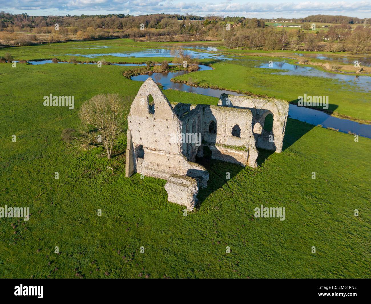 Vue aérienne du Prieuré de Newark, un prieuré en ruines sur une île entourée par la rivière Wey, à Pyrford, à Surrey, en Angleterre. Banque D'Images