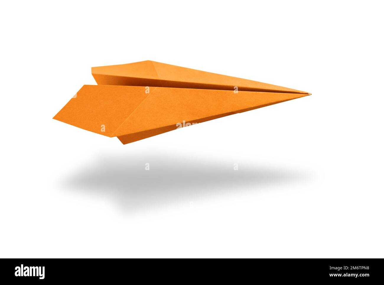 Avion de papier orange origami isolé sur fond blanc Banque D'Images