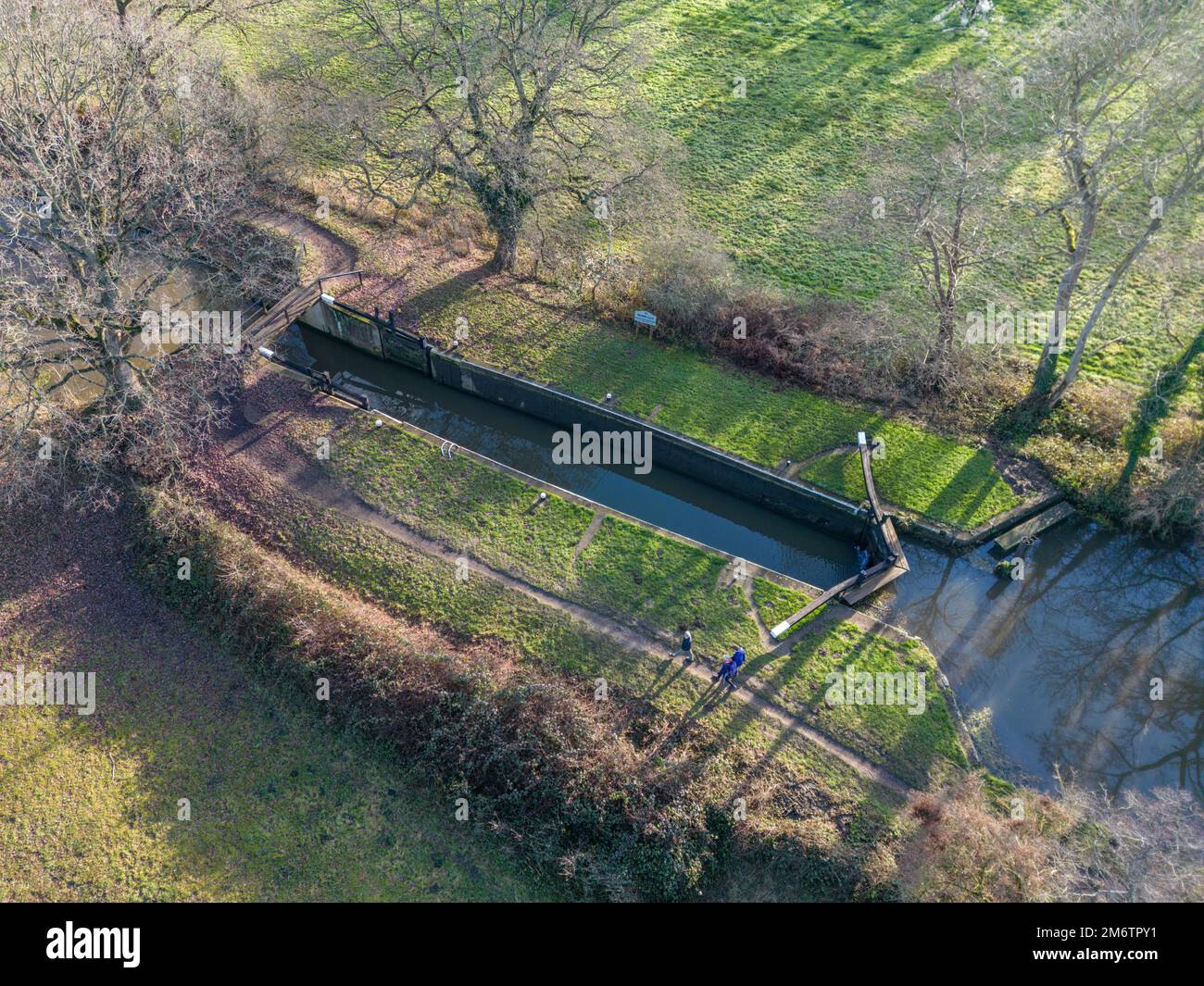 Vue aérienne de l'écluse de Newark sur la rivière Wey, Pyrford, Surrey, Royaume-Uni. Banque D'Images