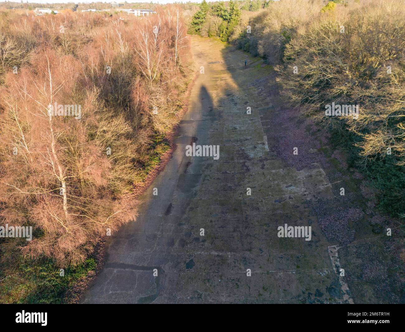 Vue aérienne d'une partie du circuit de course de Brooklands, Weybridge, Surrey, Royaume-Uni. Banque D'Images