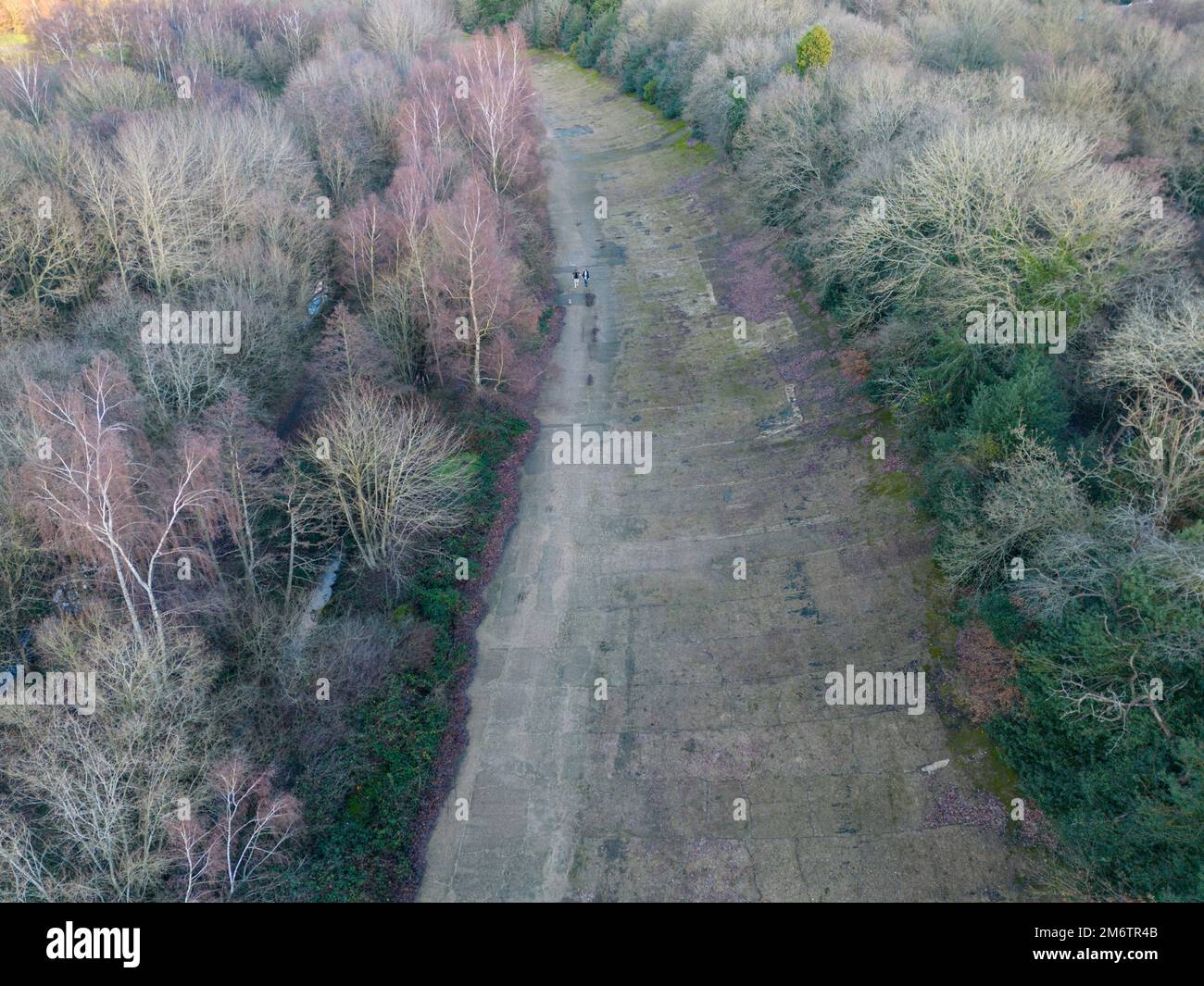 Vue aérienne d'une partie du circuit de course de Brooklands, Weybridge, Surrey, Royaume-Uni. Banque D'Images