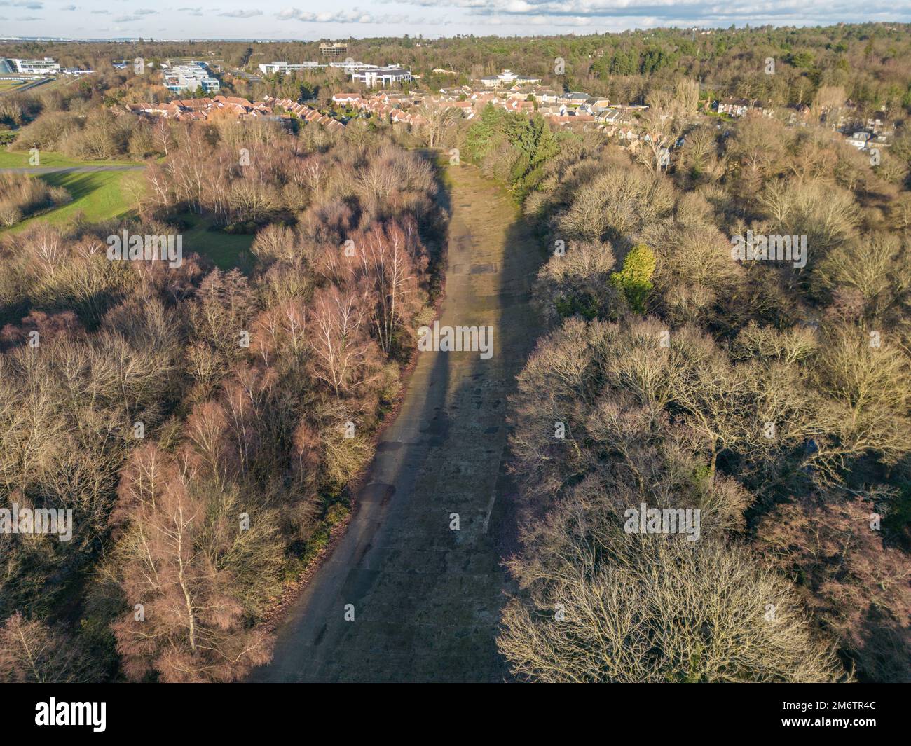 Vue aérienne d'une partie du circuit de course de Brooklands, Weybridge, Surrey, Royaume-Uni. Banque D'Images