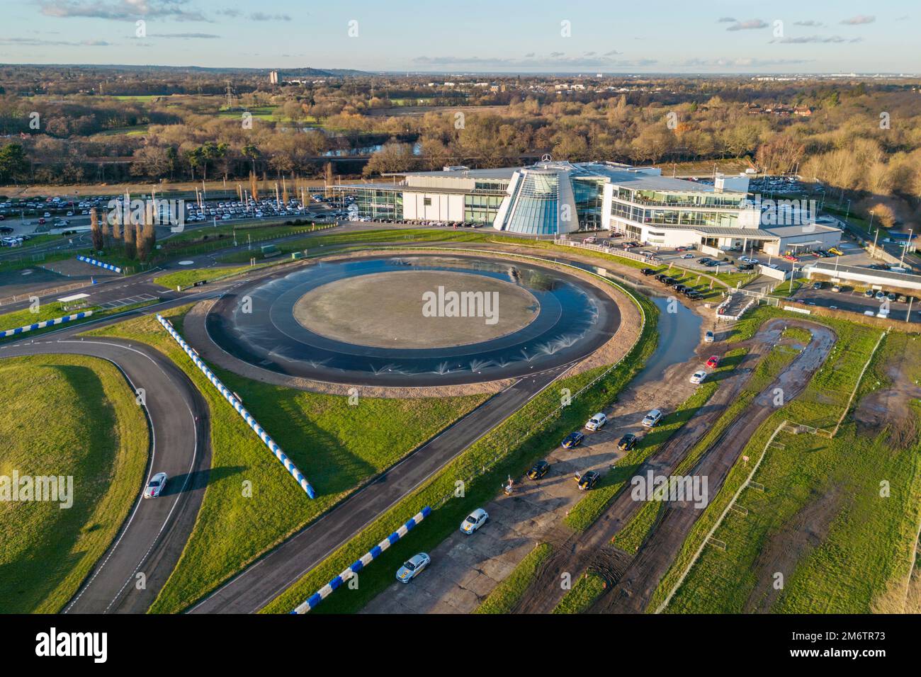 Vue aérienne de Mercedes-Benz Brooklands et Mercedes-Benz World, Weybridge, Surrey, Royaume-Uni. Banque D'Images