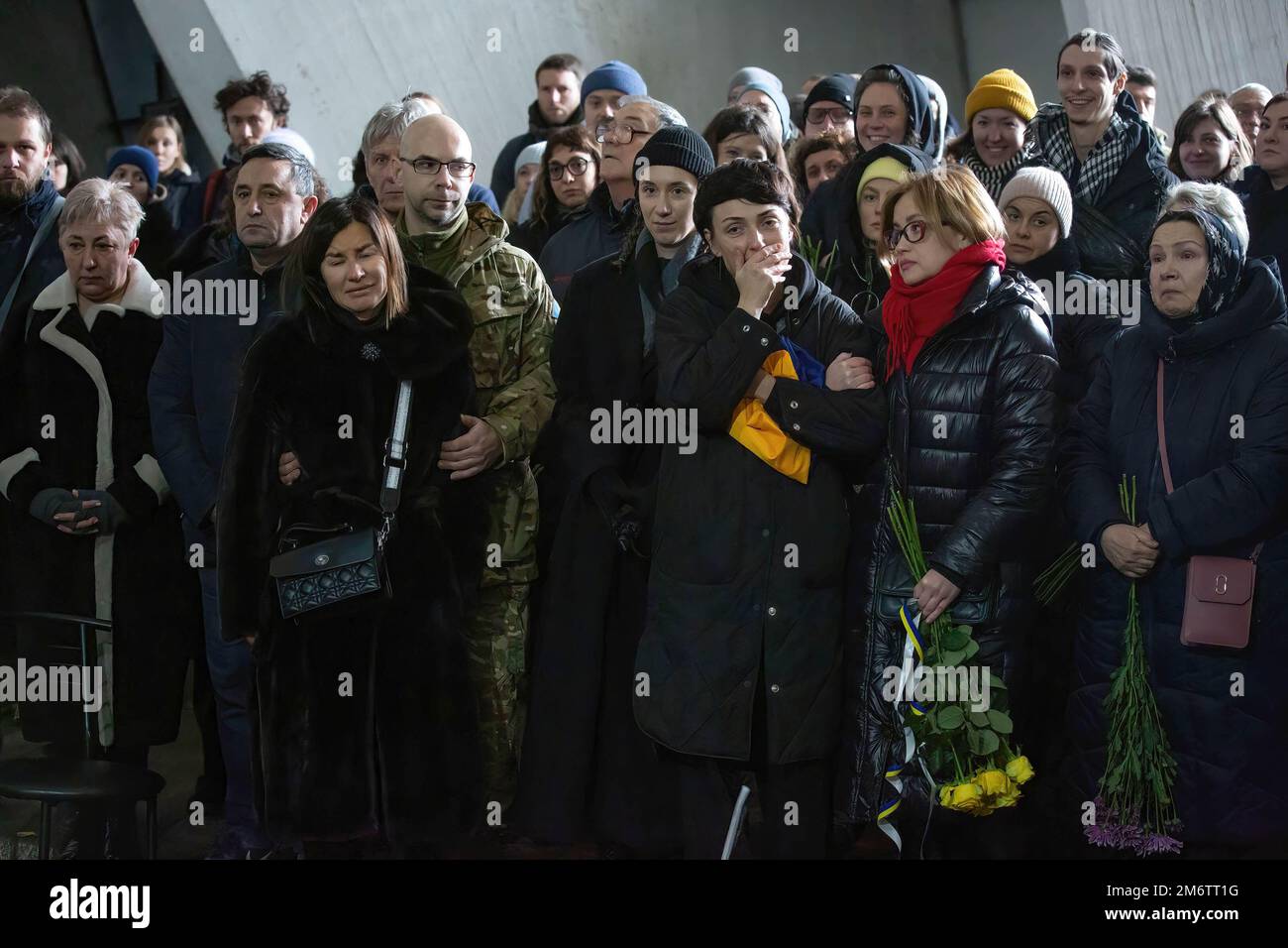 Des parents et des amis pleurent lors de la cérémonie d'adieu pour Viktor Onysk, qui est mort dans le combat contre l'armée russe, lors d'une cérémonie d'adieu à Kiev. Banque D'Images