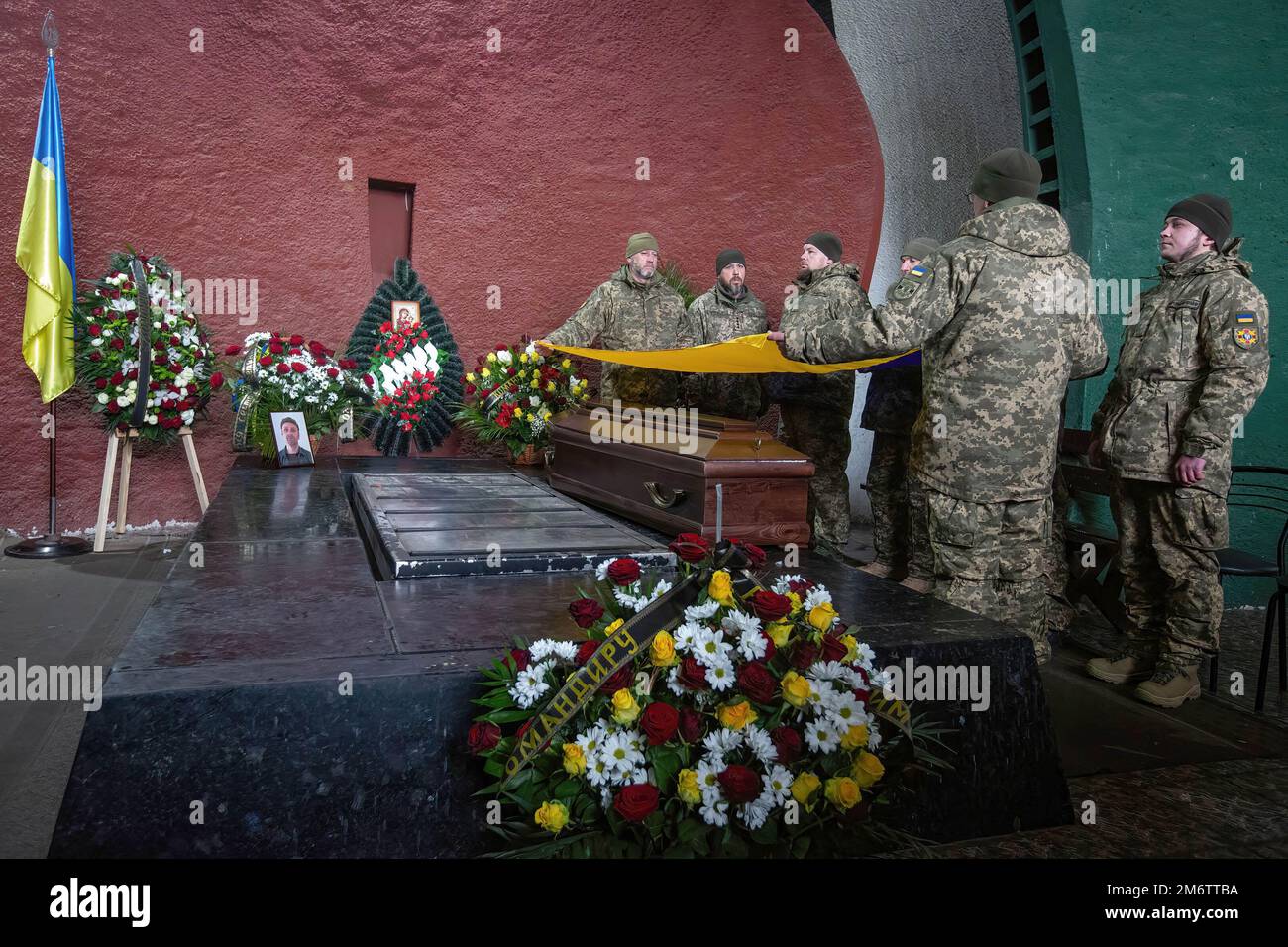 Kiev, Ukraine. 05th janvier 2023. Les soldats de la garde d'honneur ont un drapeau sur le cercueil avec le corps du militaire ukrainien Viktor Onysk, qui est mort en bataille avec l'armée russe, lors d'une cérémonie d'adieu à Kiev. (Photo par Oleksii Chumachenko/SOPA image/Sipa USA) crédit: SIPA USA/Alay Live News Banque D'Images