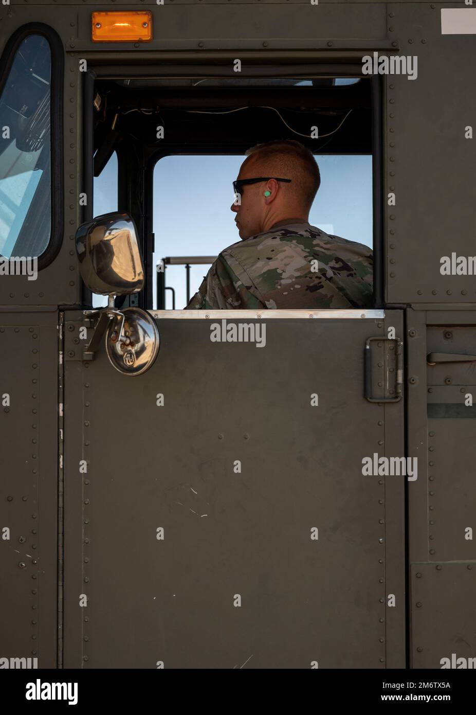 ÉTATS-UNIS Le Sgt Brady Runk, membre de l'équipe de la Force aérienne, superviseur de la fonction de transport aérien de l'escadron de préparation à la logistique du 325th, exploite un chargeur K tout en déchargeant diverses marchandises en vue du drapeau 22-2 à la base aérienne de Tyndall, en Floride, au 5 mai. 2022. Le drapeau à damiers est un exercice aérien de grande force tenu à Tyndall qui favorise la préparation et l'interopérabilité par l'incorporation d'avions de 4th et 5th générations pendant l'entraînement de combat aérien. La itération de l'exercice de 22-2 a eu lieu 9-20 mai 2022. Banque D'Images