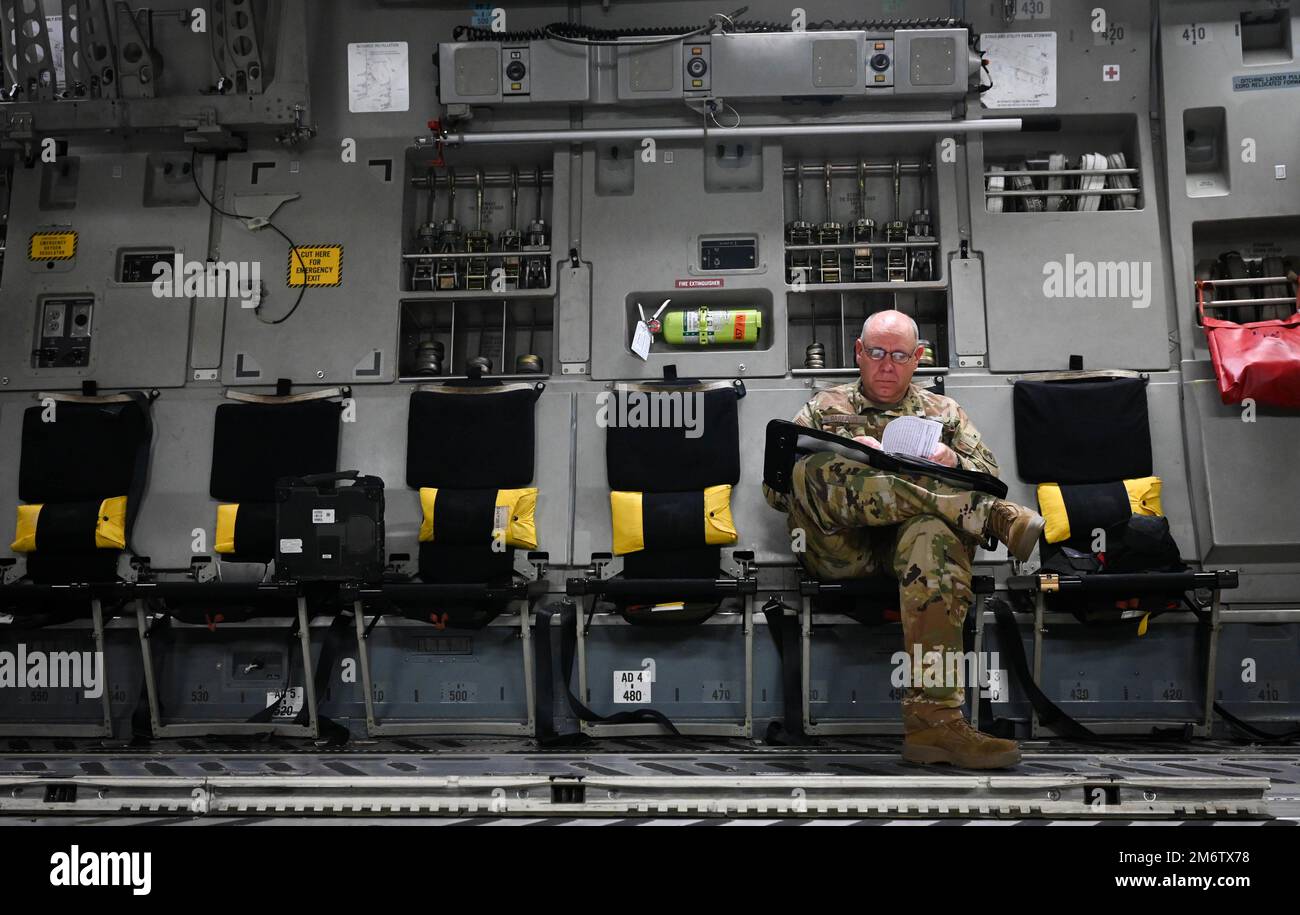 ÉTATS-UNIS Le lieutenant-colonel Timothy Garland de la Force aérienne, pilote du 14th Escadron de transport aérien C-17 Globemaster III, examine les documents administratifs avant une mission d'entraînement sur la base conjointe Charleston, Caroline du Sud, 5 mai 2022. Le 14th AS a mené une formation avec Marines affectée à la Station aérienne de Marine corps Cherry point sur le chargement de véhicules résistants aux mines Ambush protégé sur un C-17. Banque D'Images