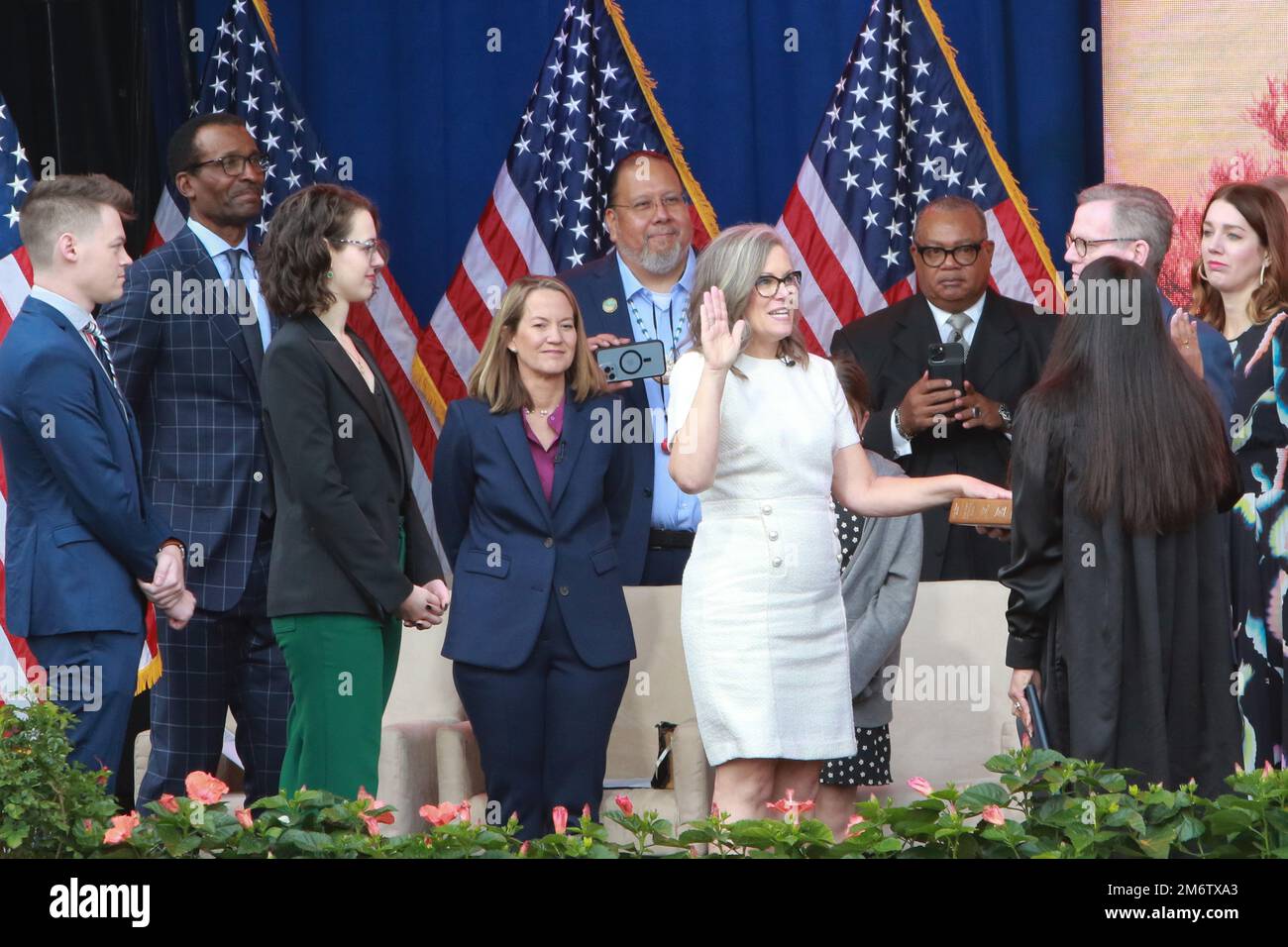 Le gouverneur élu Katie Hobbs est assermenté lors de la cérémonie d'inauguration pour elle, la secrétaire d'État élue Adrian Fontes, le procureur général élu Kris Mayes et la trésorière Kimberly Yeein devant le bâtiment du Capitole de l'État de l'Arizona à Phoenix, en Arizona, sur 5 janvier 2022. Le gouverneur Katie Hobbs sera la cinquième femme gouverneur de l'Arizona et la première démocrate élue en seize ans. (Photo par: Alexandra Buxbaum/Sipa USA) crédit: SIPA USA/Alay Live News Banque D'Images