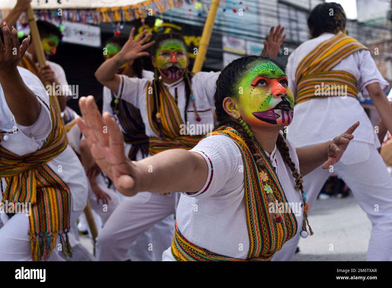 Pasto, Nariño, 3 janvier 2023. Les artistes et les interprètes dansent pendant la traditionnelle 'Carnaval de Negros y Blancos' à Pasto, Nariño, 3 janvier 2023. Ce carnaval reconnu par l'UNESCO a lieu chaque année en janvier dans la ville de Pasto, dans le sud des Andes. Le ''Carnaval de Negros y Blancos'' a ses origines dans un mélange d'expressions culturelles amazoniennes, andines et du Pacifique par l'art, les danses, la musique et les fêtes culturelles. Photo de: Camilo Erasso/long Visual Press Banque D'Images