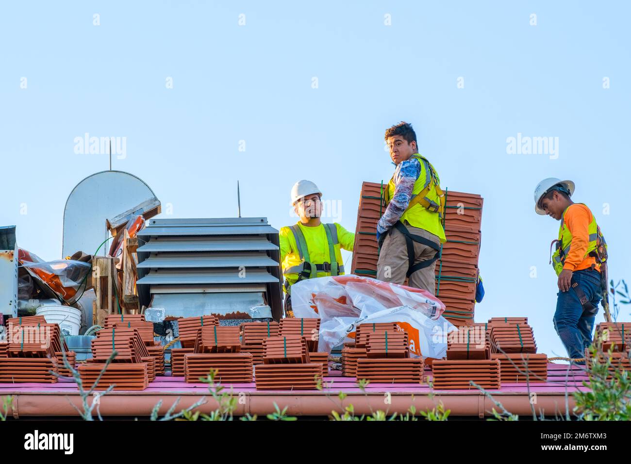 LA NOUVELLE-ORLÉANS, LA, États-Unis - 4 JANVIER 2023 : couvreurs et tuiles de toiture pendant la préparation pour la rénovation au sommet du bâtiment de l'université Tulane Banque D'Images