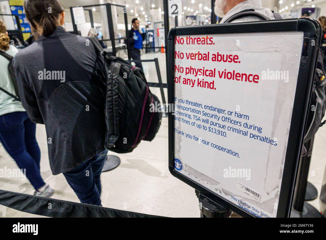 Miami Florida,aéroport international de MIA,terminal hall zone d'entrée, la TSA ne règle aucune menace violence verbale violence physique, amendes, sanctions pénales, États-Unis Banque D'Images