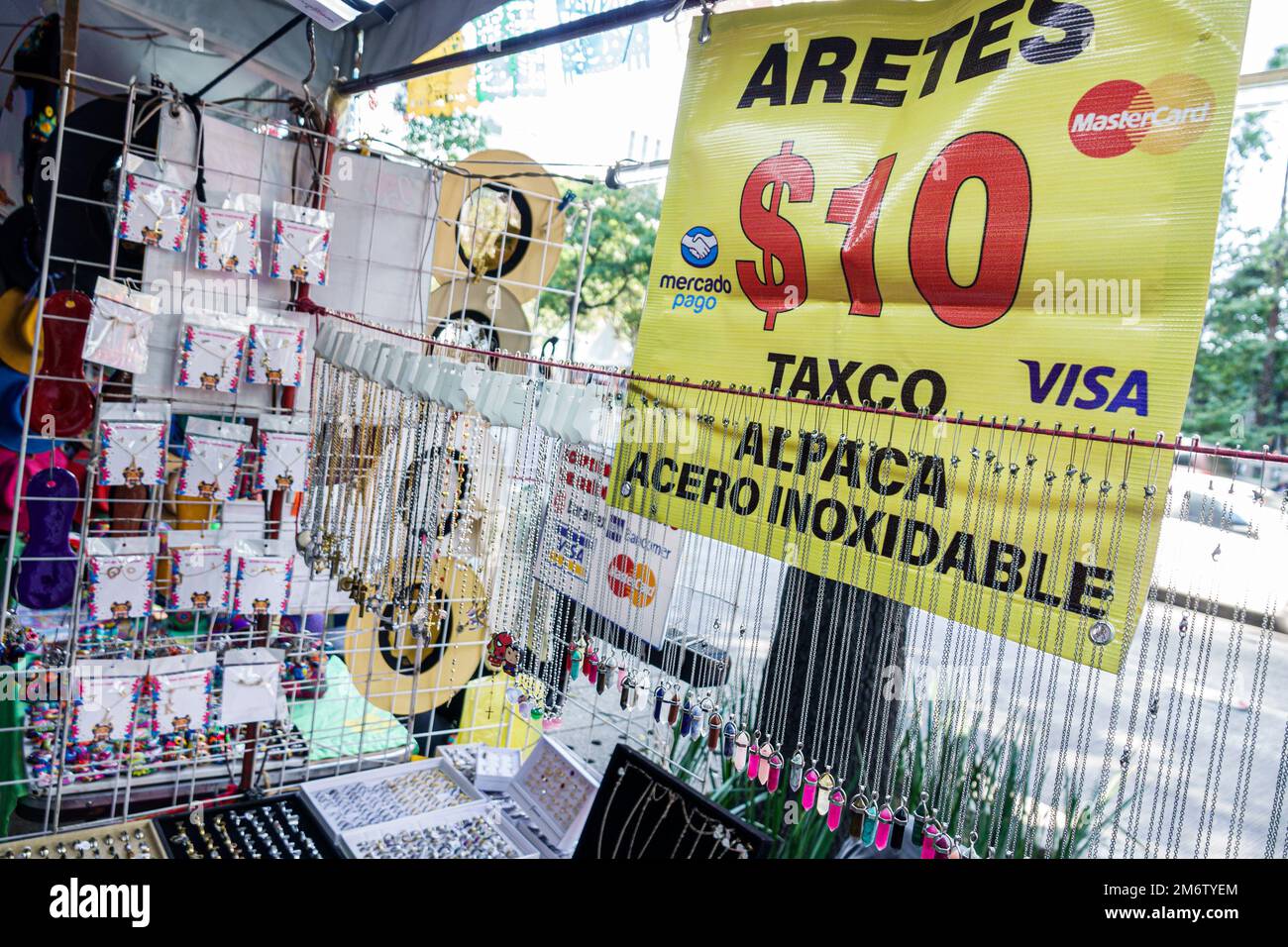 Mexico, Juarez Cuauhtemoc Avenida Paseo de la Reforma, Noël marché artisanal mercado artesanal, bijoux, artisanat exposition vente, vendeur Banque D'Images