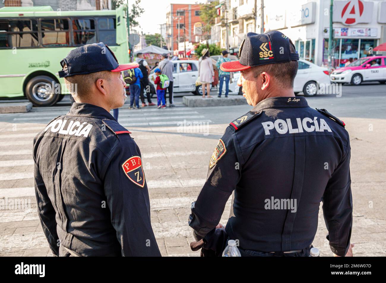 Mexico,Calzada de los Misterios,police policier uniforme de police,homme hommes adultes résidents,employés travailleurs Banque D'Images