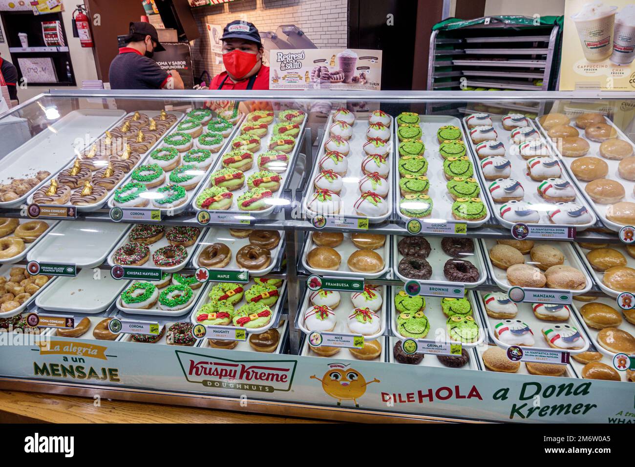 Mexico,Avenida Paseo de la Reforma,Krispy Kreme Donuts,intérieur,affichage vente au détail étagères,employés travailleurs wor Banque D'Images