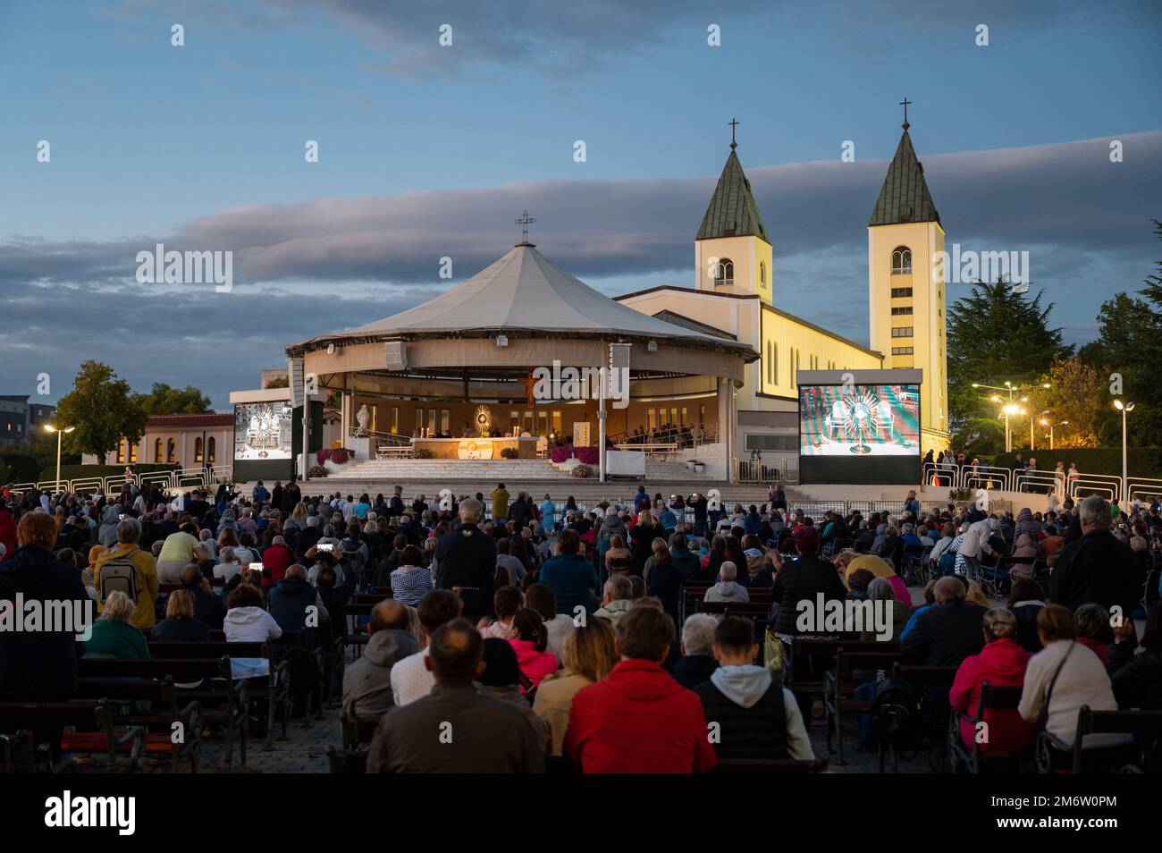 Pèlerins adorant Jésus-Christ présent dans le Saint Sacrement après la Messe du soir à Medjugorje, en Bosnie-Herzégovine. Banque D'Images