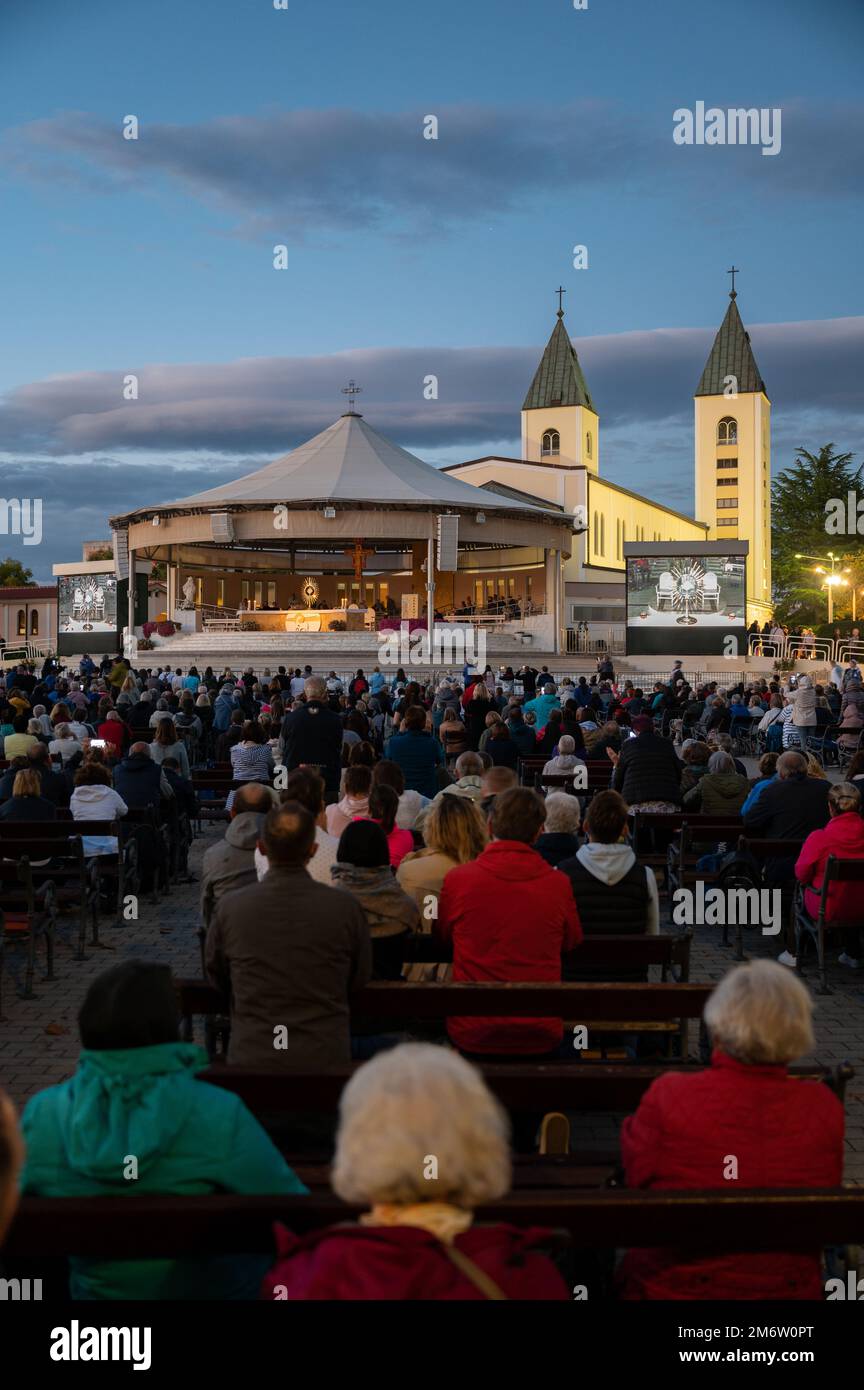 Pèlerins adorant Jésus-Christ présent dans le Saint Sacrement après la Messe du soir à Medjugorje, en Bosnie-Herzégovine. Banque D'Images