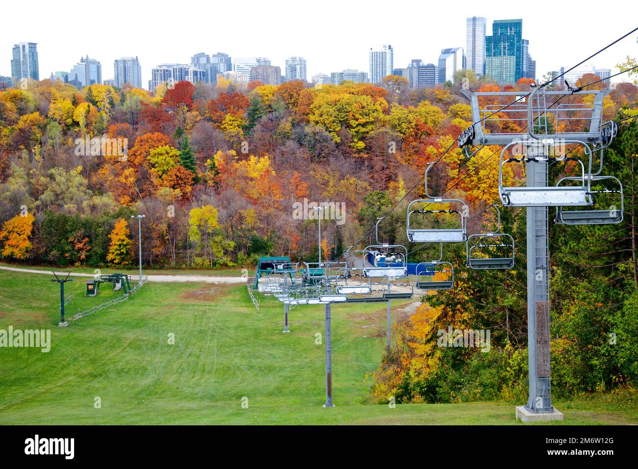 Vue en grand angle d'un centre urbain de ski et de surf des neiges à la couleur des feuilles d'automne, Ontario, Canada Banque D'Images
