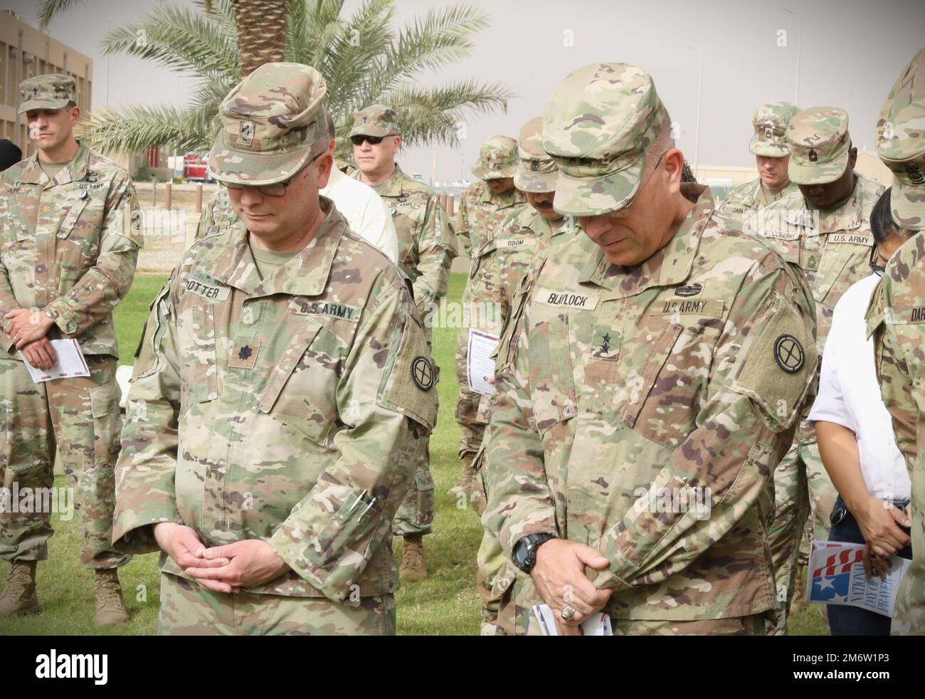 Le général William Blaylock et le lieutenant-colonel John Potter prient lors de la cérémonie de la Journée nationale de prière au camp Arifjan 5 mai 2022. Banque D'Images