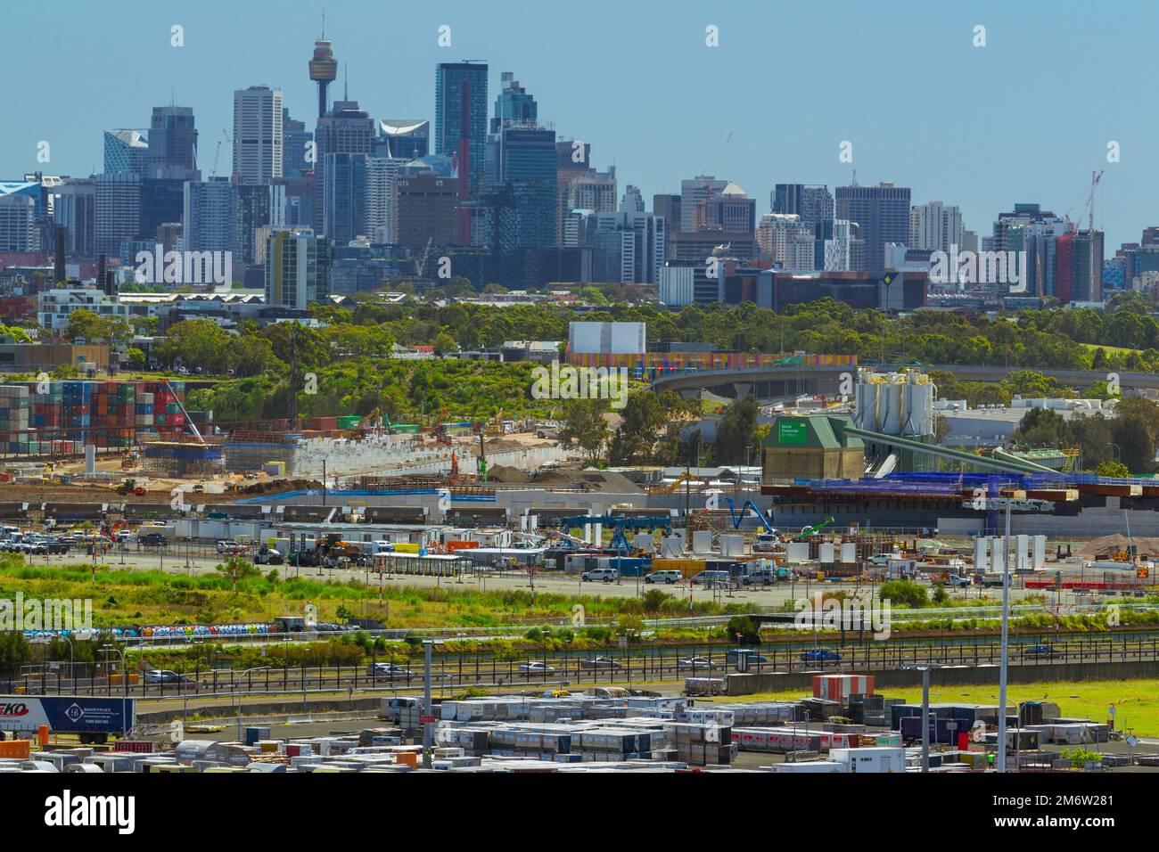 Vue vers le nord depuis l'aéroport de Sydney avec la ville en arrière-plan. Au milieu de la distance, on peut voir la construction de la 'Sydney Gaetway'. Banque D'Images