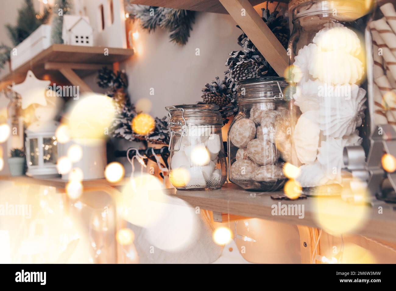 Étagères avec pots en verre remplis de bonbons dans la boutique de bonbons ou le café pendant les vacances de Noël. Banque D'Images