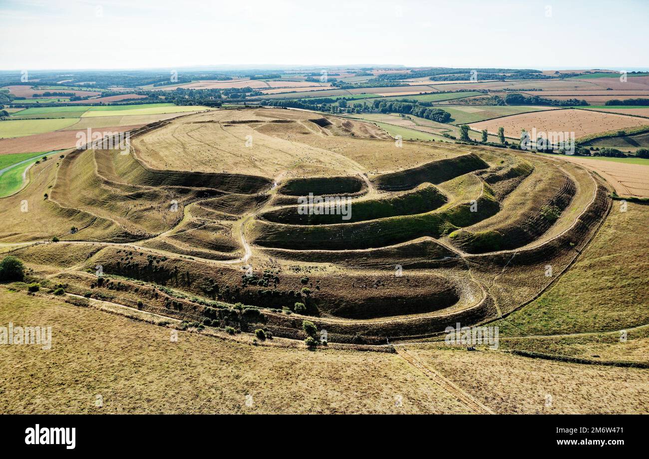 Le château de Maiden, Dorset, Angleterre, date de 4000 C.-B. enclos causewayed. Vue est à travers les remparts et les fossés de l'entrée ouest de la colline de l'âge de fer Banque D'Images