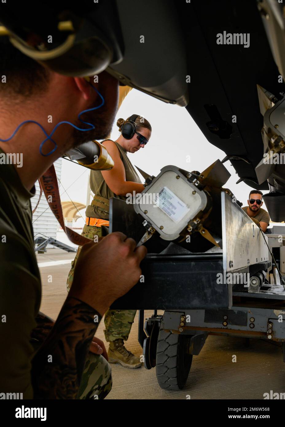 ÉTATS-UNIS Des aviateurs affectés à l'escadron 379th du génie civil expéditionnaire et à l'escadron 379th de la maintenance expéditionnaire, chargent des munitions d'un faucon de combat du bloc 50 F-16cm affecté à l'escadron 179th du chasseur expéditionnaire, à la base aérienne du Prince Sultan, Royaume d'Arabie saoudite, 5 mai 2022. Les aviateurs de l'aile expéditionnaire aérienne de 379th sont déployés à l'extérieur de la base aérienne d'Al Udeid, au Qatar, mais de petits groupes de spécialistes des munitions se rendent chaque mois à l'aile expéditionnaire aérienne de 378th, KSA, pour s'entraîner et rester qualifiés sur l'armement par avion de chasse. L'entraînement est destiné à créer des avions multi-capacités capables de lo en toute sécurité Banque D'Images