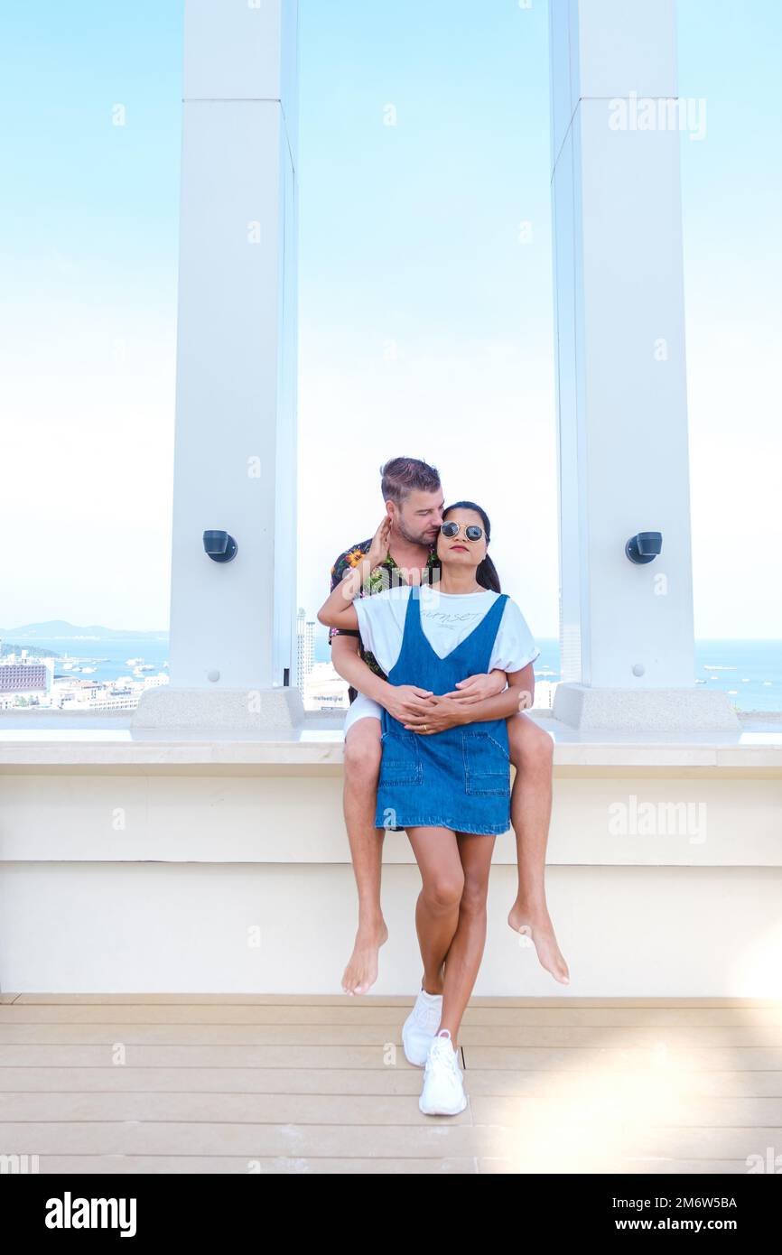 Couple hommes et femmes sur le toit d'un hôtel de luxe avec vue sur la ville pendant les vacances Banque D'Images