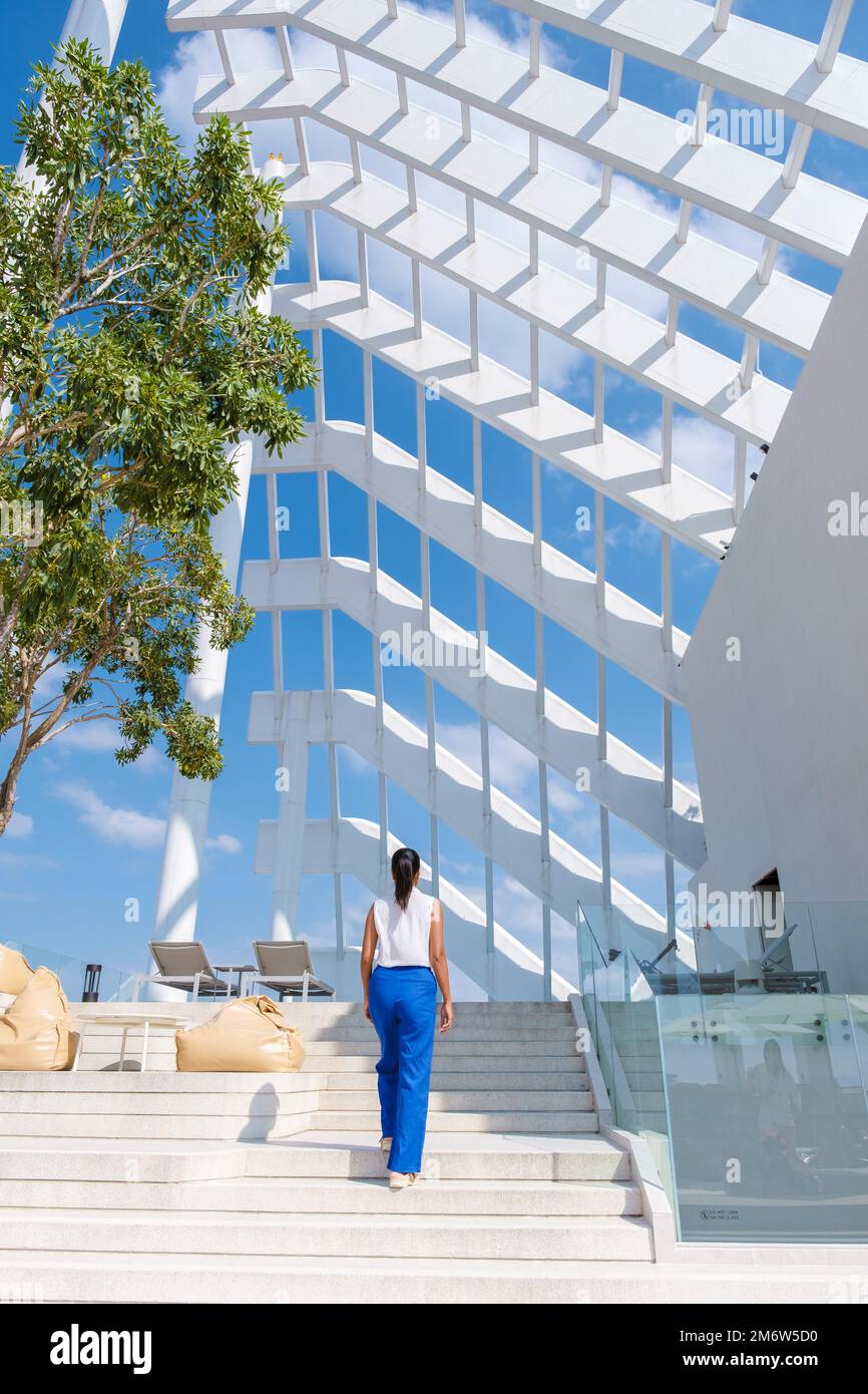 Les jeunes femmes ont un verre au bar sur le toit Banque D'Images
