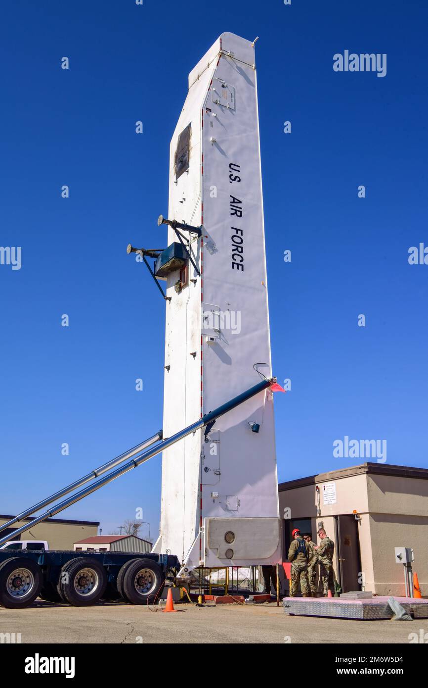 Une équipe de responsables de missiles de l'escadron de maintenance 791st effectue un essai de charge annuel sur un 5 mai 2022 du système d'emplacement de l'Erector du transporteur sur la base de la Force aérienne de Minot. Le transporteur Erector transporte, stocke, enlève et installe le missile Minuteman III. Banque D'Images