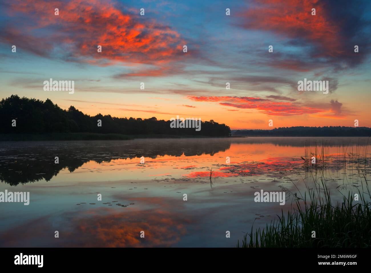 Paysage pastoral avec ciel spectaculaire sur le lac en Biélorussie Banque D'Images