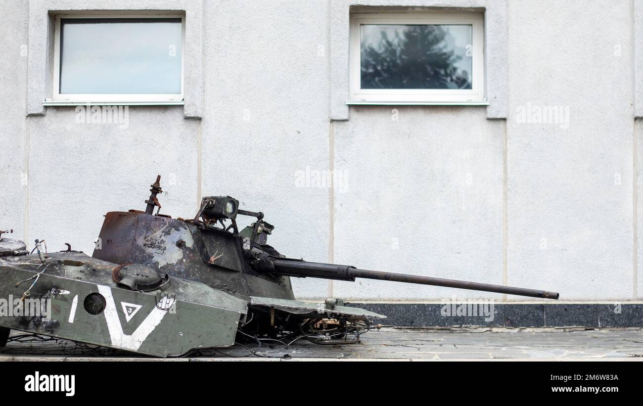 La guerre en Ukraine. Réservoir détruit avec une tourelle déchirée avec un V dessus. Chars russes cassés et brûlés. Signe de désignation ou symbo Banque D'Images