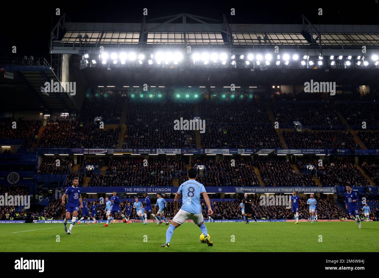 5th janvier 2023 ; Stamford Bridge, Chelsea, Londres, Angleterre : Premier League football, Chelsea versus Manchester City ; Ilkay Gundogan de Manchester City se positionne pour franchir le ballon Banque D'Images