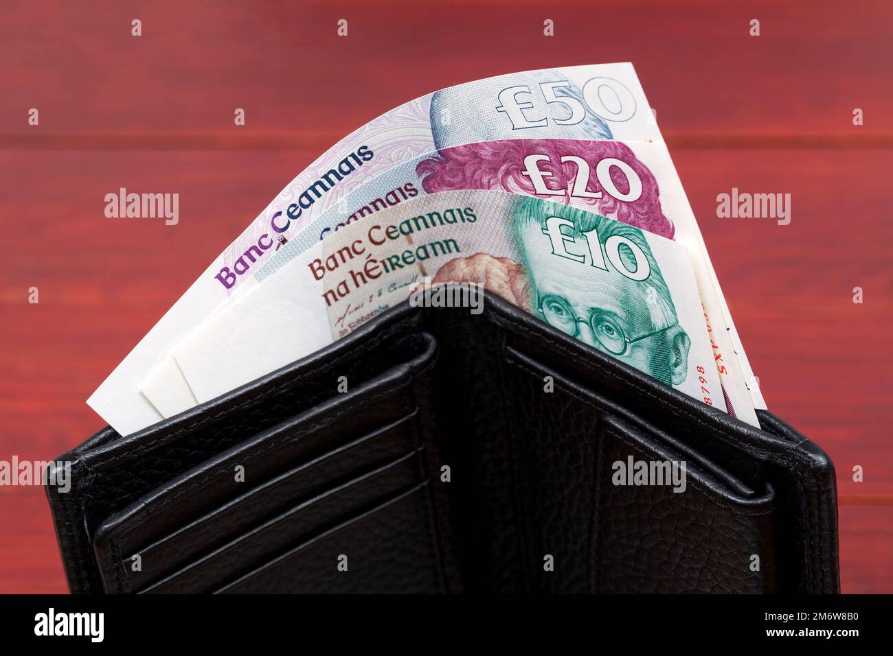 Livres irlandais dans un portefeuille noir Banque D'Images