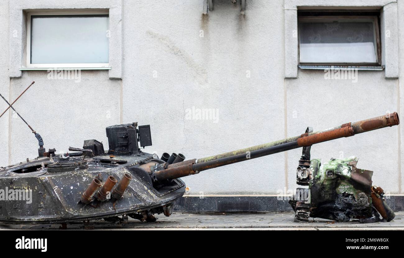 La guerre en Ukraine. Réservoir détruit avec une tourelle déchirée avec un V dessus. Chars russes cassés et brûlés. Signe de désignation ou symbo Banque D'Images