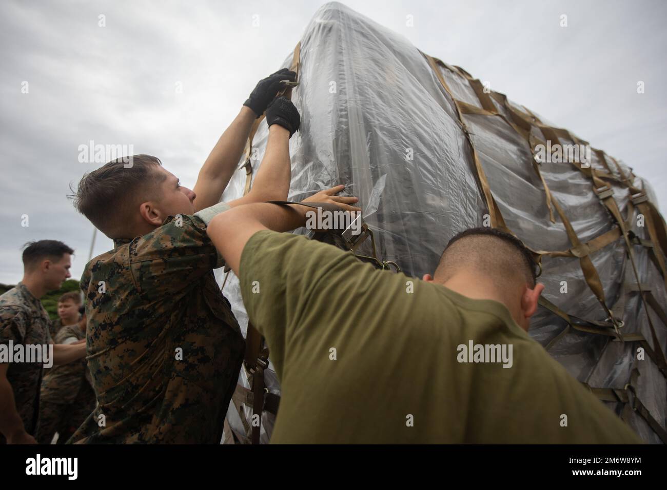 ÉTATS-UNIS Les Marines et les forces expéditionnaires marines de l'IIIe  préparent des palettes d'armure corporelle, de trousses de premiers soins  individuelles et d'autres équipements non létaux essentiels aux défenseurs  ukrainiens de première