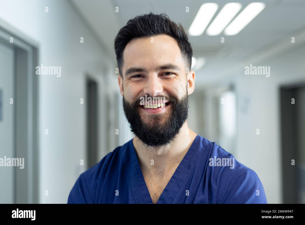 Portrait d'un homme caucasien souriant dans le couloir de l'hôpital, espace de copie Banque D'Images