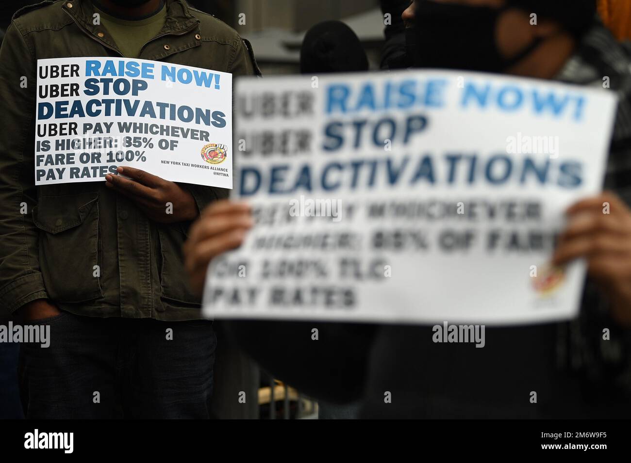 New York, États-Unis. 05th janvier 2023. Les chauffeurs d'Uber protestent à l'extérieur des bureaux du World Trade Center d'Uber à New York, NY, 5 janvier 2023. Les conducteurs d'Uber ont fait une grève en 24hr pour protester contre l'opposition d'Uber à la marche et à l'augmentation de la hauteur des conducteurs qui sont en train de supporter l'augmentation des coûts due à l'inflation ; Uber poursuit la Commission taxi et limousine (TLC) qui a approuvé une hausse et une augmentation équitable. (Photo par Anthony Behar/Sipa USA) crédit: SIPA USA/Alay Live News Banque D'Images