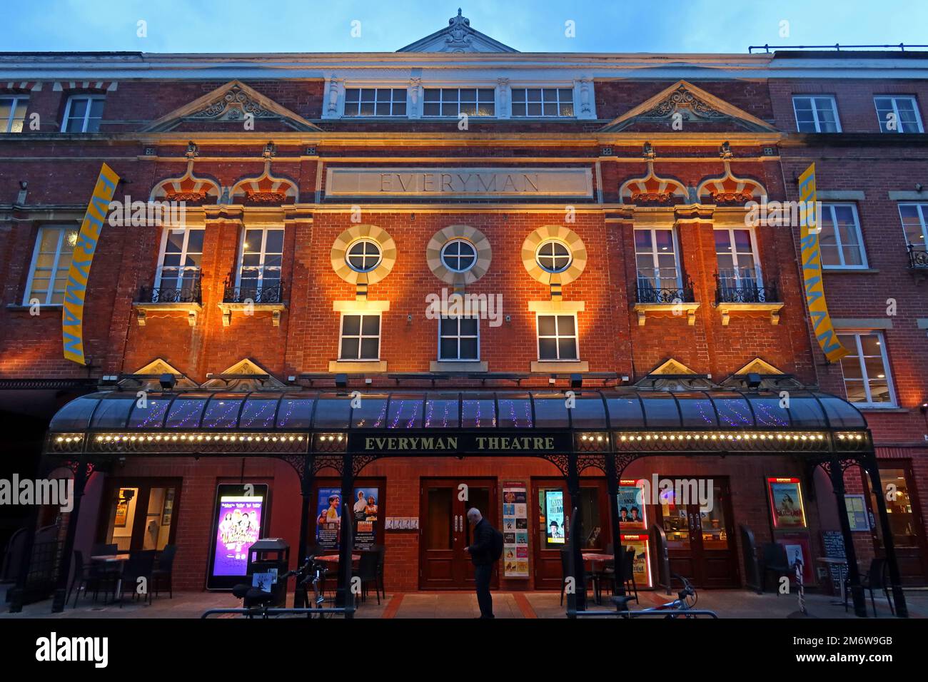 The Everyman Theatre, 10 Regent St, Cheltenham, Gloucestershire, Angleterre, Royaume-Uni, GL50 1HQ ans, au crépuscule Banque D'Images