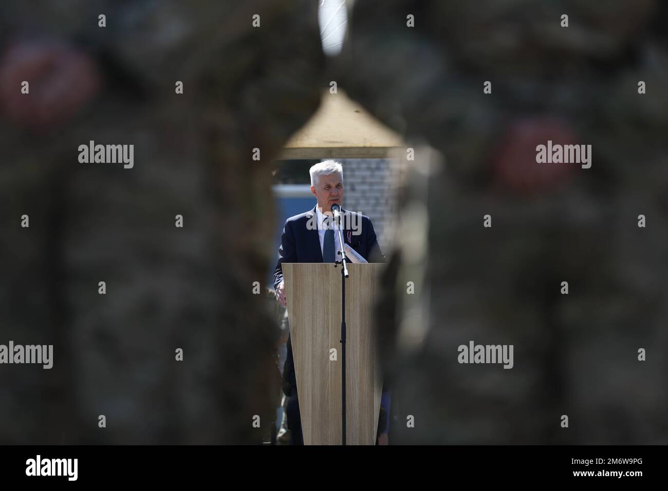 Le ministre letton de la Défense, Artis Pabriks, s'adresse aux soldats lors de la cérémonie d'accueil des troupes danoises, les remerciant pour leur service et leur arrivée en Lettonie lors de la cérémonie d'accueil des troupes danoises au site d'opération Forward Adazi, Lettonie, 06 mai 2022. Des soldats danois ont été reçus lors d’une cérémonie de bienvenue, dans le cadre de la présence avancée renforcée de l’OTAN en Lettonie, renforçant ainsi les liens au sein de l’alliance. Banque D'Images
