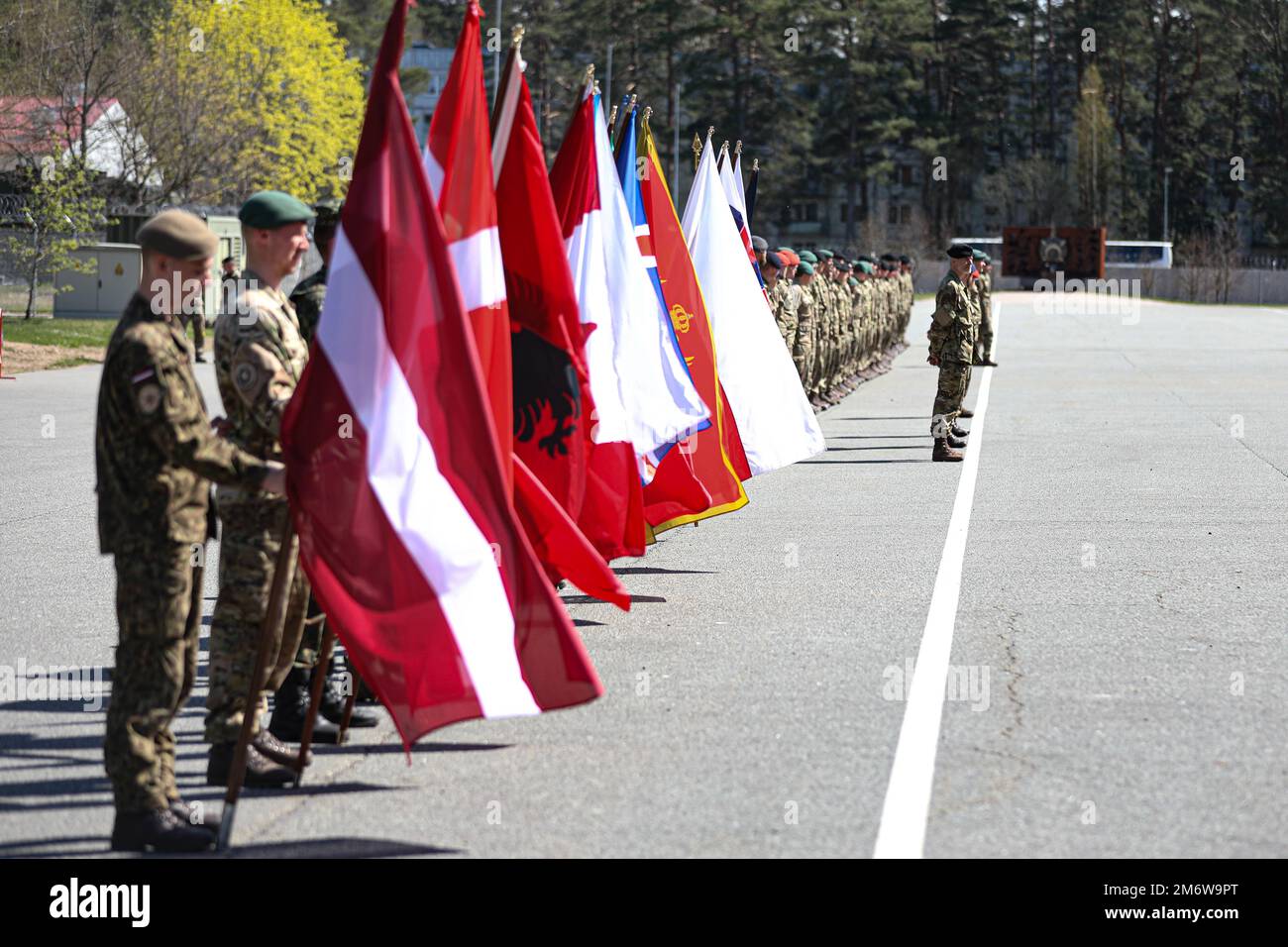Un groupe de soldats de divers pays de l'OTAN s'alignent au cours de la cérémonie d'accueil des troupes danoises sur le terrain de parade du site d'opération Forward Adazi, Lettonie, 06 mai 2022. Des soldats danois ont été reçus lors d’une cérémonie de bienvenue, dans le cadre de la présence avancée renforcée de l’OTAN en Lettonie, renforçant ainsi les liens au sein de l’alliance. Banque D'Images